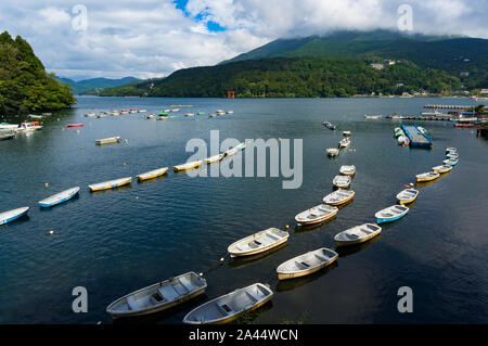 Hakone, Japon - 3 septembre 2016 : bateaux de pêche et de Torii rouge de Hakone shrine sur le lac Ashi sur sunny day Banque D'Images