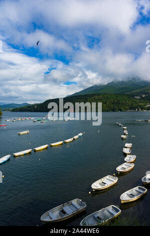 Hakone, Japon - 3 septembre 2016 : bateaux de pêche et de portes Torii rouge vermillon du sanctuaire Shinto d'Hakone sur le lac Ashi sur sunny day Banque D'Images