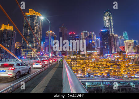 Vue de la Chambre s'allume Hongyadong complexe dans le quartier de Jiangbei, Chongqing, Chine, le 27 août 2019. Banque D'Images
