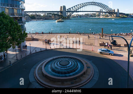 Sydney, Australie - Novembre 13, 2016 : Lewis Allen Fontaine avec Sydney Harbour Bridge sur le contexte et le célèbre front de Circular Quay et cafés Banque D'Images