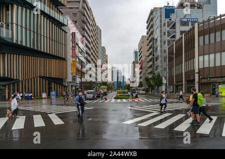 Tokyo, Japon - 29 août 2016 : les habitants et les touristes sur le passage pour piétons, de célèbres sites touristiques de Tokyo Asakusa Kannon, le temple Senso-ji. Kamina Banque D'Images