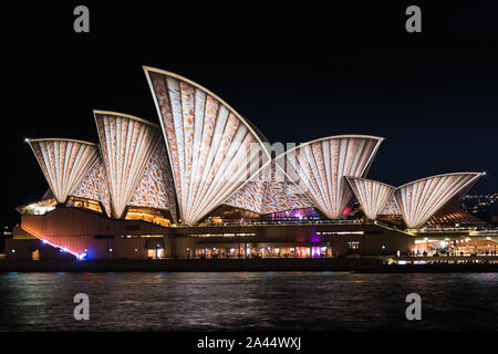 Sydney, Australie - 2016, 27 mai : l'éclairage les voiles Songlines est l'Opéra de Sydney sur l'éclairage éclairage extérieur annuel Vivid festival Sydney Banque D'Images