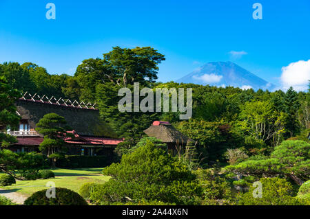 Oshino, Japon - 2 septembre 2016 : Oshino Hakkai, cinq lacs Fuji. Le Japon paysage campagnard de fermes de toit de chaume historique avec le Mont Fuji sur t Banque D'Images