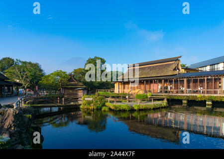 Oshino, Japon - 2 septembre 2016:Oshino Hakkai, cinq lacs Fuji. Le Japon paysage campagnard de fermes de toit de chaume historique et étang avec crystal Banque D'Images