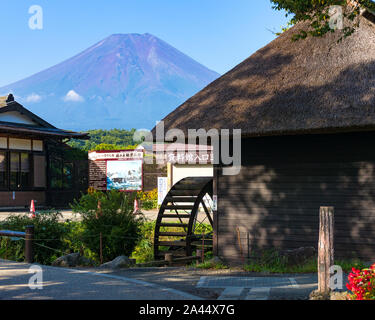 Oshino, Japon - 2 septembre 2016:Oshino Hakkai, cinq lacs Fuji. Rue campagne Japon historique avec toit de chaume, fermes et le Mt Fuji sur le ta Banque D'Images