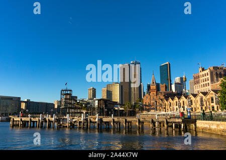 Sydney, Australie - 23 juil 2016 : Campbells Cove Jetty et Sydney Central Business District skyline dans les rochers de la cité parlementaire, qui a State heritage tr Banque D'Images