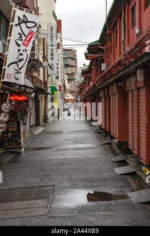 Tokyo, Japon - 29 août 2016 : rue latérale avec les gens dans la distance et locaux magasin de crème glacée et les cafés à proximité du temple Senso-ji d'Asakusa, district. Petit Banque D'Images