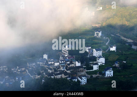 Vues d'architectures de style Hui cachée parmi une mer de nuages à Shitan village ancien, elle county, Huangshan city, est de la Chine.s la province de l'Anhui, au 6 Banque D'Images