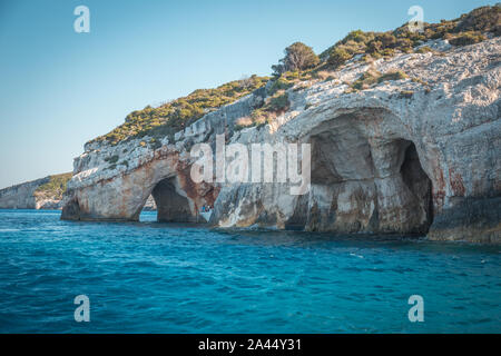 Grottes bleues sur l'île de Zakynthos, Grèce. Célèbres grottes aux eaux cristallines de l'île de Zakynthos. Banque D'Images