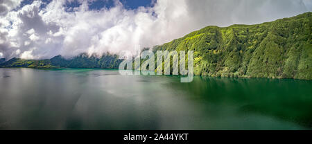 L'un des lacs volcaniques sur Sao Miguel près de Sete Cidades (Lagoa Azul) Banque D'Images