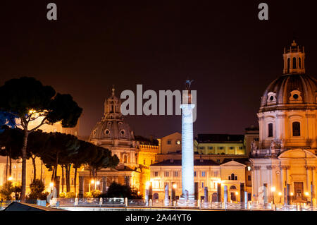 113 AD la colonne de Trajan survit intacte dans les ruines du Forum de Trajan à Rome, en Italie. Banque D'Images