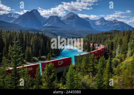 Vue emblématique de Morants courbe où le chemin de fer Canadien Pacifique s'étend le long de la magnifique rivière Bow avec la belle Canadian Rockies dans le backgroun Banque D'Images