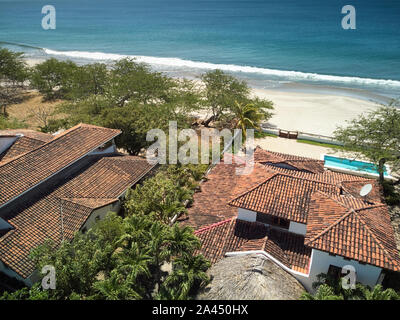 Maison avec piscine près de swiiming beach sur sunny day Banque D'Images