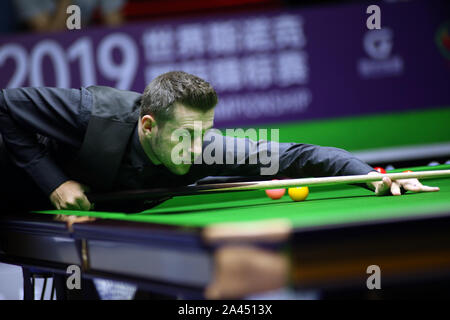 Mark Anthony Selby, d'Angleterre, joue un coup à Ben Woollaston de l'Angleterre au deuxième tour au cours de la World Snooker 2019 Champion International Banque D'Images