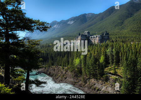 Vue imprenable de l'emblématique Hôtel Fairmont Banff Springs situé près du bas du mont Sulphur avec chutes Bow ci-dessous, le parc national Banff, Alber Banque D'Images