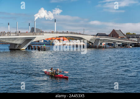 Copenhague, Danemark - septembre 21, 2019 : Vert les kayakistes des ordures dans la rivière à Copenhague Danemark près de l'inderhavnsbroen. Banque D'Images