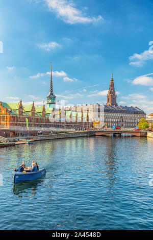 Copenhague, Danemark - septembre 21, 2019 : un petit moteur de location touristique bateau navigue sur la rivière passé certaines des principales attractions touristiques ŕ Copenhague Banque D'Images