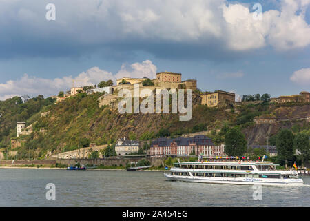 Bateau de croisière passant la forteresse Ehrenbreitstein historique de Coblence, Allemagne Banque D'Images