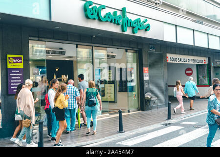 Valence, Espagne - septembre 14,2019 : les personnes entrant dans le grand magasin El Corte Ingles, dans la ville de Valence, en Espagne. El Corte Ingles son plus grand un depar Banque D'Images