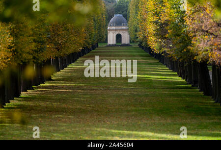 Hanovre, Allemagne. 12 octobre, 2019. Entre les couleurs automnales sur les arbres se trouve un pavillon dans le jardins Herrenhäuser. Crédit : Peter Steffen/dpa/Alamy Live News Banque D'Images