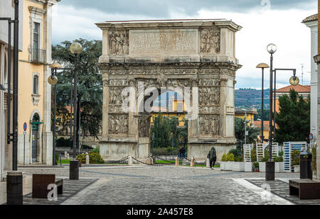 Ancienne cité romaine l'arc de Trajan, arcs de triomphe mieux conservé.. Benevento, Italie Banque D'Images