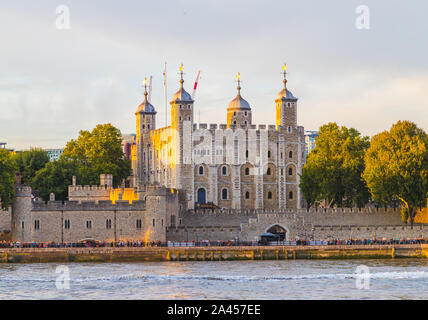 Londres, UK - 24ème Août 2019 : Tour de Londres vers le coucher du soleil de la Tamise. Ce célèbre bâtiment est une attraction populaire et la maison de la Crow Banque D'Images