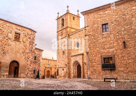 Plaza de Santa María con la Iglesia concatedral de Santa María. Ciudad de Cáceres. L'Estrémadure. España. Banque D'Images