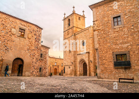 Plaza de Santa María con la Iglesia concatedral de Santa María. Ciudad de Cáceres. L'Estrémadure. España. Banque D'Images