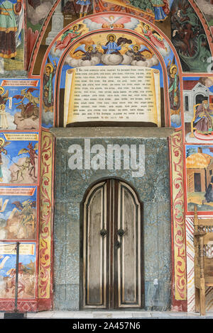 Fresques religieuses et porte sur les traités de la Bible, peint sur le mur de l'église au Monastère de Rila, Bulgarie Banque D'Images