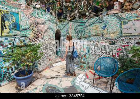 Magic Philadelphie jardins, vue arrière d'une jeune femme à la découverte des mosaïques dans Philadelphia's Magic Gardens, Philadelphie, New York, PA, USA. Banque D'Images