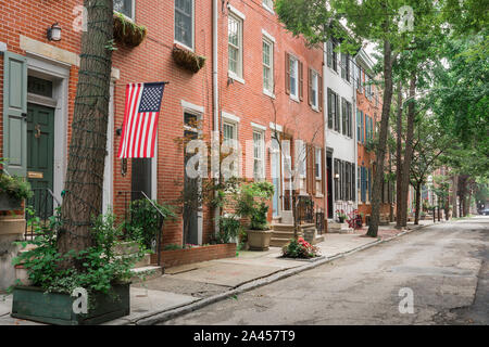 Philadelphia street, vue sur une rangée de maisons du 19e siècle dans une rue du centre-ville de Rittenhouse du centre de Philadelphie, Pennsylvanie, PA, USA Banque D'Images