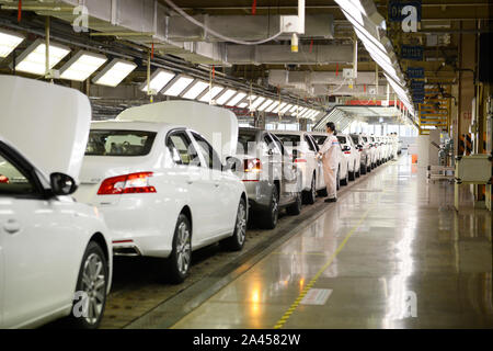--FILE--Un travailleur chinois assemble des véhicules sur la ligne de montage à une usine automobile à Wuhan, province du Hubei en Chine centrale, 25 octobre 2017. L Banque D'Images