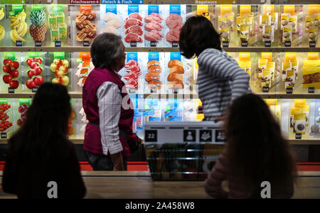 Berlin, Allemagne. 12 octobre, 2019. Les visiteurs de l'Arène Klima simuler un voyage d'achats au cours de la journée portes ouvertes et puis voir comment leurs achats respectueux du climat a été. Credit : Christoph Schmidt/dpa/Alamy Live News Banque D'Images