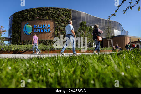 Berlin, Allemagne. 12 octobre, 2019. Les visiteurs marchent autour de l'Arène Klima au cours de la journée portes ouvertes. Credit : Christoph Schmidt/dpa/Alamy Live News Banque D'Images