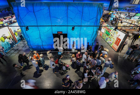 Berlin, Allemagne. 12 octobre, 2019. Visiteurs franchissent le Klima Arena pendant la journée portes ouvertes et en apprendre davantage sur divers sujets du climat. Credit : Christoph Schmidt/dpa/Alamy Live News Banque D'Images