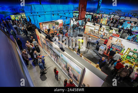 Berlin, Allemagne. 12 octobre, 2019. Visiteurs franchissent le Klima Arena pendant la journée portes ouvertes et en apprendre davantage sur divers sujets du climat. Credit : Christoph Schmidt/dpa/Alamy Live News Banque D'Images