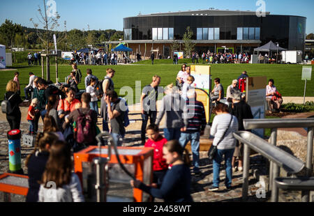 Berlin, Allemagne. 12 octobre, 2019. Les visiteurs profiter du beau temps lors de la journée portes ouvertes de l'Klima Arena. Credit : Christoph Schmidt/dpa/Alamy Live News Banque D'Images