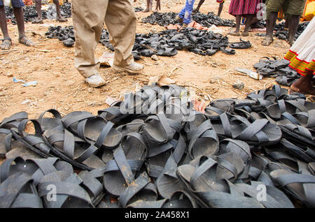 Tas de sandales en caoutchouc des pneus rechapés utilisés pour la vente dans un marché en Afrique Banque D'Images