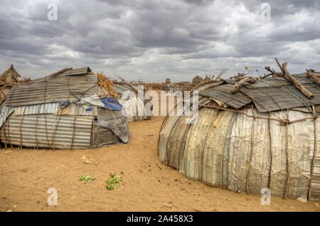 L'Éthiopie vallée de l'Omo tribes. Maisons de rebut metal cha et branches de buissons secs des tribus de la vallée de l'Omo frontière avec le Tchad. Et de voyage Banque D'Images