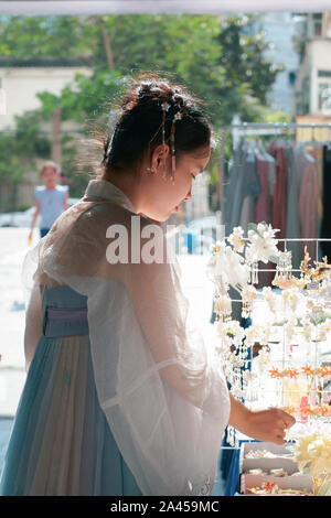 Des centaines de Chinois antique-chinese-amateurs de vêtements se rassemblent pour célébrer le Festival Qixi à Hefei city, est de la Chine, la province de l'Anhui, le 3 juillet 2019. Hun Banque D'Images