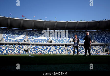 République d'Irlande l'entraîneur-chef Mike McCarthy (droite) et l'entraîneur-chef adjoint Robbie Keane inspecte le terrain avant l'UEFA Euro 2020 Groupe d match de qualification, à Boris Paichadze Stadium, Tbilissi. Banque D'Images