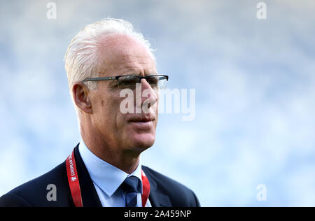 République d'Irlande l'entraîneur-chef Mike McCarthy inspecte le terrain avant l'UEFA Euro 2020 Groupe d match de qualification, à Boris Paichadze Stadium, Tbilissi. Banque D'Images