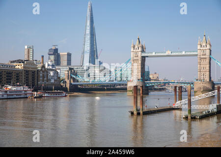 Le Shard et le Tower Bridge, Londres, Angleterre. Banque D'Images