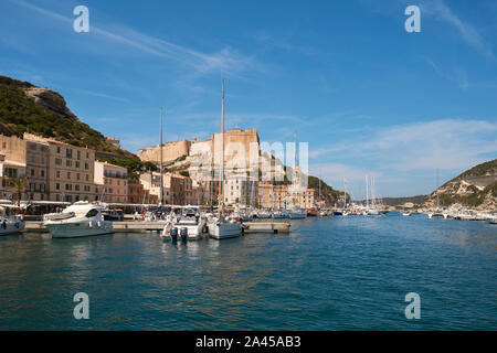 Port de plaisance de la citadelle et de la ville de Bonifacio à la pointe sud de l'île française de Corse - Corse du Sud France. Banque D'Images