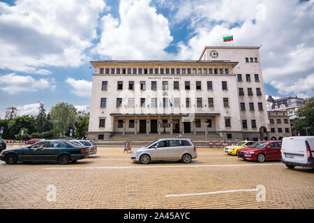 Sofia, Bulgarie - 25 juin 2019 : le trafic automobile en face du bâtiment de la Banque nationale de Bulgarie sur une journée ensoleillée Banque D'Images