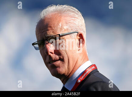 République d'Irlande l'entraîneur-chef Mike McCarthy inspecte le terrain avant l'UEFA Euro 2020 Groupe d match de qualification, à Boris Paichadze Stadium, Tbilissi. Banque D'Images