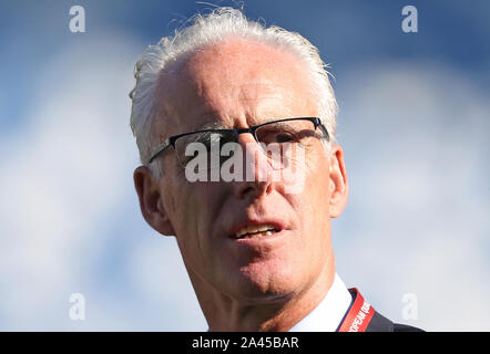 République d'Irlande l'entraîneur-chef Mike McCarthy inspecte le terrain avant l'UEFA Euro 2020 Groupe d match de qualification, à Boris Paichadze Stadium, Tbilissi. Banque D'Images