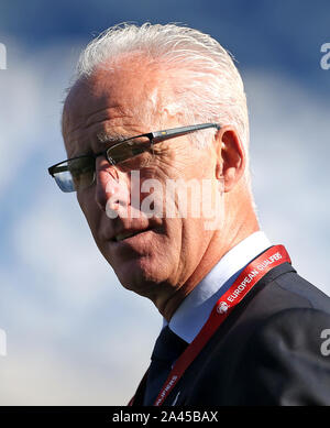 République d'Irlande l'entraîneur-chef Mike McCarthy inspecte le terrain avant l'UEFA Euro 2020 Groupe d match de qualification, à Boris Paichadze Stadium, Tbilissi. Banque D'Images