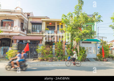 HOI AN, VIETNAM - 24ème Mars 2017 : Rues de Hoi An montrant l'extérieur des bâtiments et des personnes. Banque D'Images