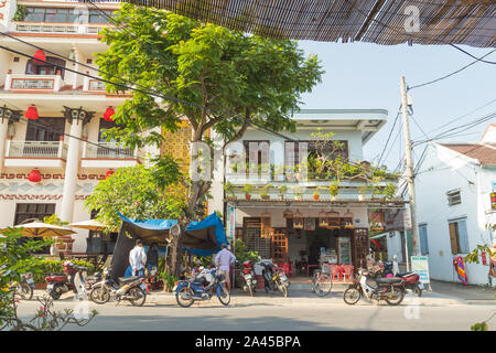 HOI AN, VIETNAM - 24ème Mars 2017 : Rues de Hoi An montrant l'extérieur des bâtiments et des personnes. Banque D'Images